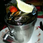 Heat 032 Ikg bucket of mussels.